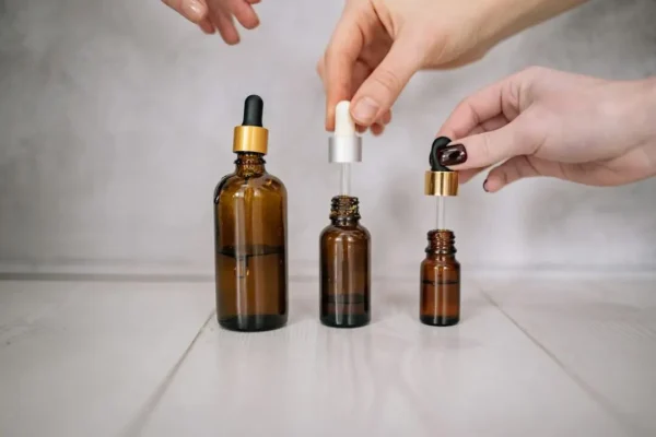 Amber dropper serum bottles for skincare — tretinoin and niacinamide guide